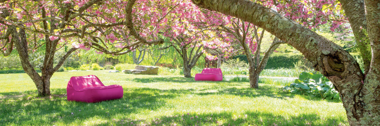 hauser-design-paola-lenti-sessel-float-in-pink-unter-bäumen